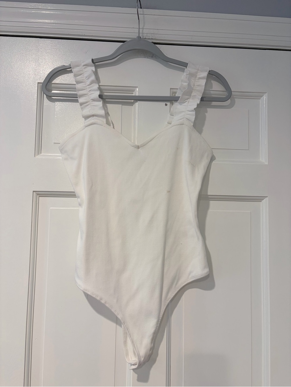 Francesca’s White Ribbed Ruffle Strap Bodysuit M NWT